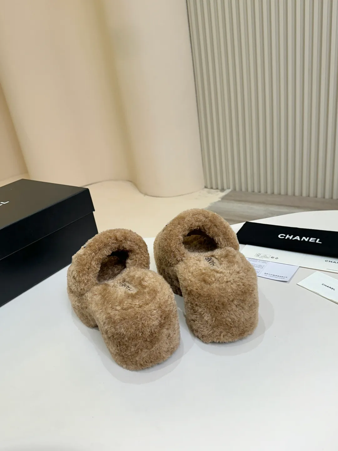 👟👟Ex-factory price 480👟👟 Chanel CHANEL thick-soled fur flip flops｜Finally waited for this pair of the same style from the star show🧚♀️ The upper is covered with soft and waxy lamb wool, with a classic double C diamond buckle✨The texture is full of texture. As soon as you put it on, your sense of luxury soars instantly. The inner lamb wool fabric is as comfortable as stepping on clouds☁️ Thickened rubber soles, 8cm at the heel, 6.5cm at the forefoot, with raised bars, easy to wear with long legs~ The wedge heel design is super easy to walk, lazy and fashionable. It is very elegant for daily outings and date wear. It is a must-have and versatile artifact for this autumn and winter, waiting for you~ #chanel slippers #Celebrity Style #Advanced Wearing Fabric: Lamb 🐑 Wool Lining: Lamb 🐑 Wool Feet: lamb 🐑 hair Outsole: wear-resistant and non-slip rubber outsole Size: 35–40